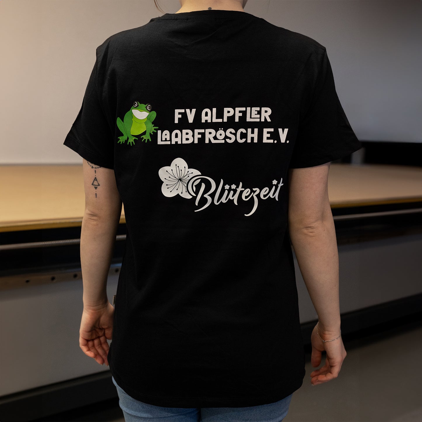 HAKRO DAMEN V-SHIRT CLASSIC - NO. 126 Motiv: Laabfrösch Blütezeit